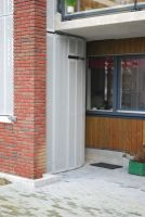 Deurkonstruktie, aangebracht onder de galerij.